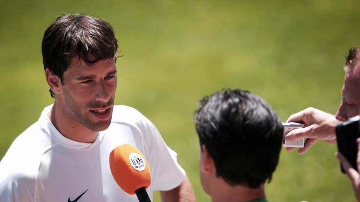 “Allá donde estés, te saludo desde tu país”: la historia que vincula a Van Nistelrooy con un fallecido periodista chileno