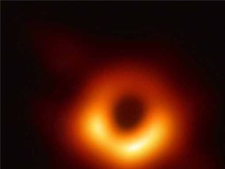 Los mejores memes que dejó la inédita imagen del agujero negro