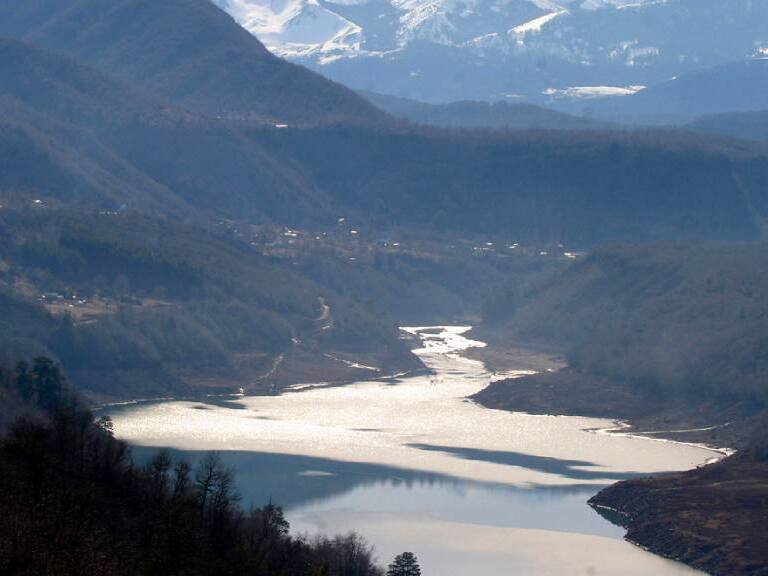Encapuchados armados realizan ataque incendiario en hidroeléctrica de Vilcún