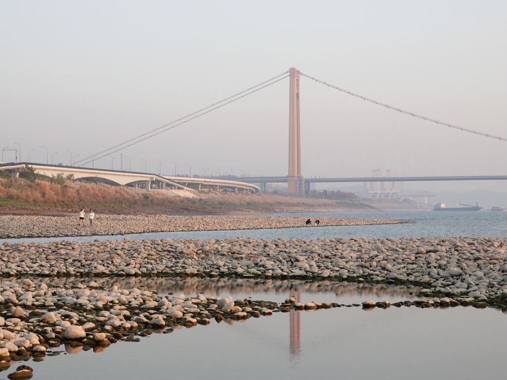 Una gran porción del río Yangtzé, en Yichang de la provincia de Hubei en China, enfrenta una grave sequía.