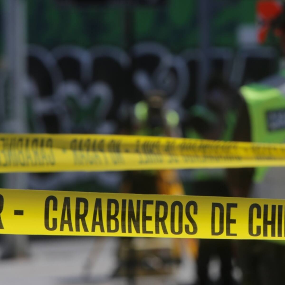 Persecución policial tras robo de camioneta en Las Condes termina con dos detenidos: chocaron contra bus del transporte público