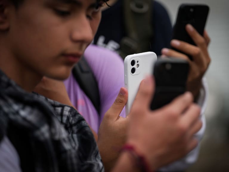 Comisión aprueba prohibición absoluta de teléfonos en colegios: así funcionaría la nueva legislación