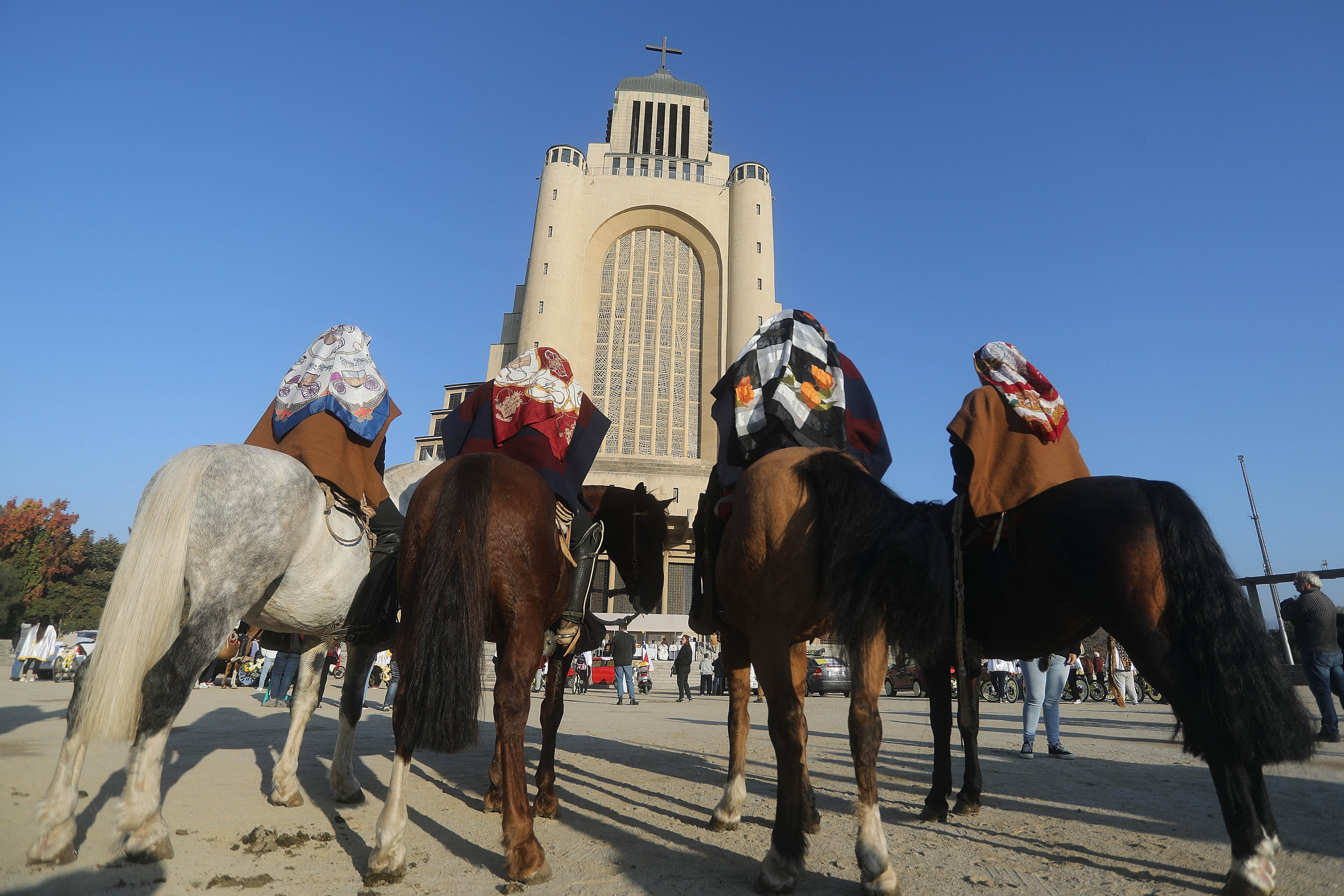 27 de abril de 2025/SANTIAGOEn la comuna de Maipu, se realiza la tradicional fiesta religiosa del Cuasimodo, donde jinetes, carretas, ciclistas y autos adornados, visitaran a los enfermos y le darán su comunión.FOTO: SEBASTIAN BELTRAN GAETE / AGENCIUNO