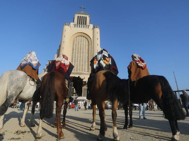 27 de abril de 2025/SANTIAGO
En la comuna de Maipu, se realiza la tradicional fiesta religiosa del Cuasimodo, donde jinetes, carretas, ciclistas y autos adornados, visitaran a los enfermos y le darán su comunión.
FOTO: SEBASTIAN BELTRAN GAETE / AGENCIUNO