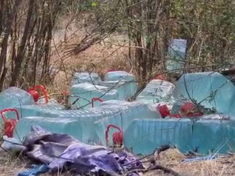 Encuentran 60 bidones con líquido desconocido en cerro de Coronel
