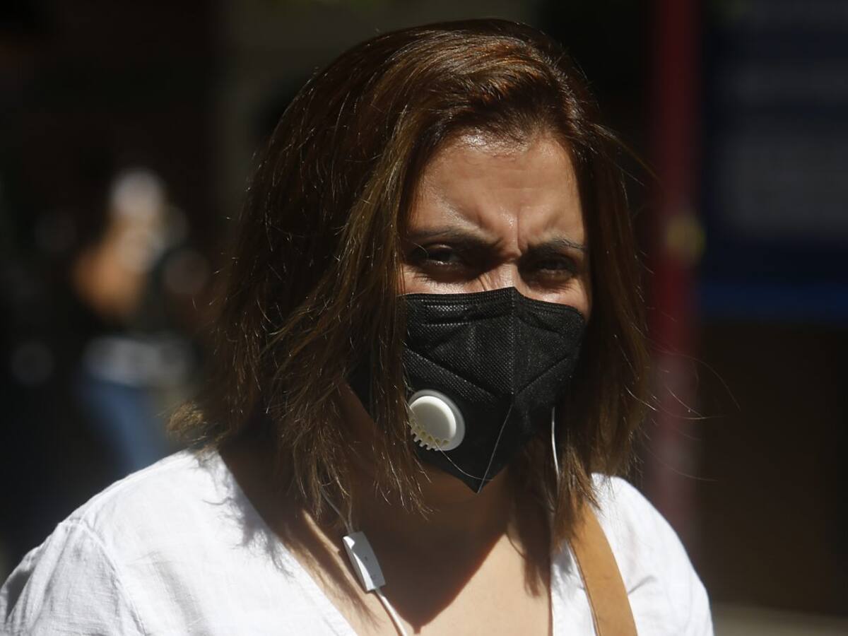 Publicista se reinventa y vende mascarillas de polietileno reutilizables con «un 95% de efectividad»