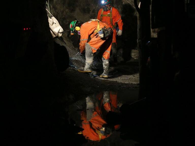 Miners work at &quot;El Teniente&quot; copper mine in the Andes mountains in Rancagua, Chile, some 140 kilometers southeast of Santiago, on March 21, 2018. &quot;El Teniente&quot; is the world&#039;s largest underground copper mine and produced 475,000 tons of copper in 2016. After 113 years of operations and the construction of 4.500 km of tunnels, the state-run mine seeks to extend its life by another five decades.

 / AFP PHOTO / CLAUDIO REYES        (Photo credit should read CLAUDIO REYES/AFP via Getty Images)