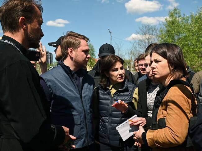 La ministra de relaciones exteriores alemana Annalena Baerbock en Ucrania