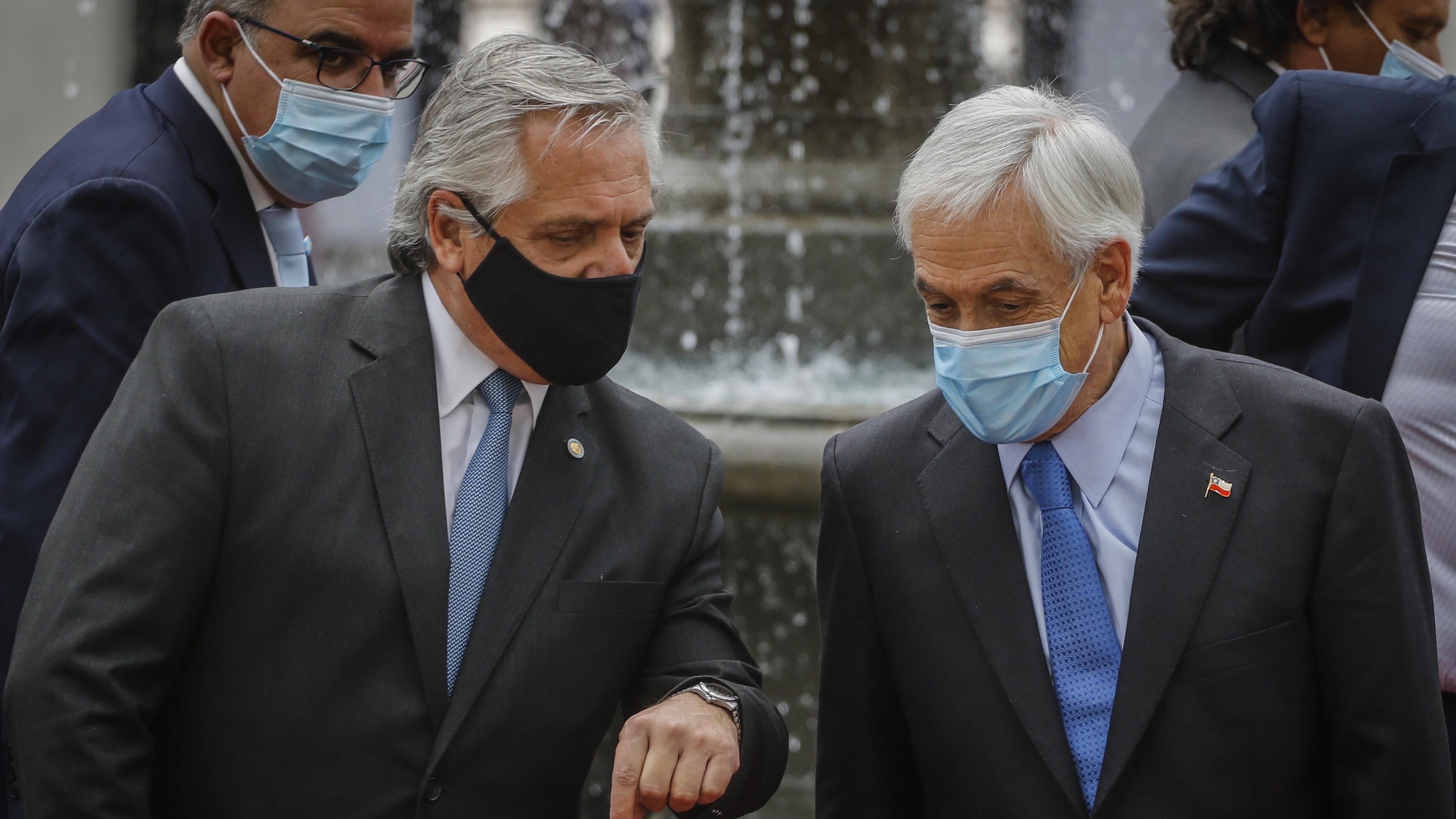 26 de enero del 2021/SANTIAGOEl Presidente de la Republica, Sebastián Piñera, junto al Presidente de Argentina, Alberto Fernández, conversa en el patio de Los Naranjos del Palacio de La Moneda, antes de la declaracion conjunta.
FOTO: SEBASTIAN BELTRAN GAETE/AGENCIAUNO