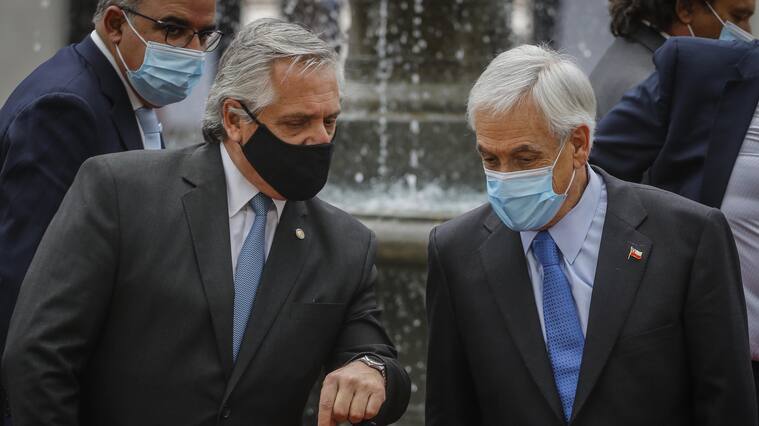 26 de enero del 2021/SANTIAGOEl Presidente de la Republica, Sebastián Piñera, junto al Presidente de Argentina, Alberto Fernández, conversa en el patio de Los Naranjos del Palacio de La Moneda, antes de la declaracion conjunta.
FOTO: SEBASTIAN BELTRAN GAETE/AGENCIAUNO