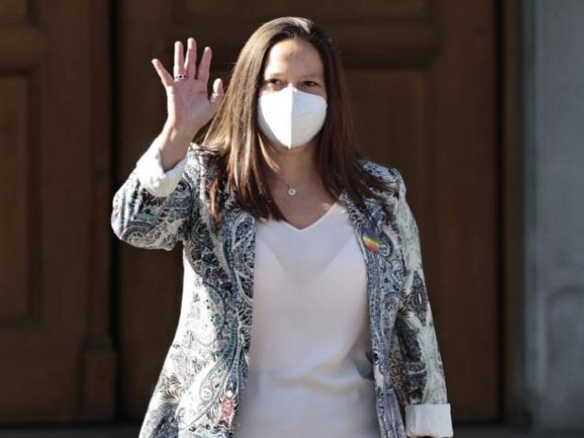 Ministra Benado por incidentes en el clásico universitario: «Basta de violencia, todo el rigor de la ley para quienes ensucian el fútbol»