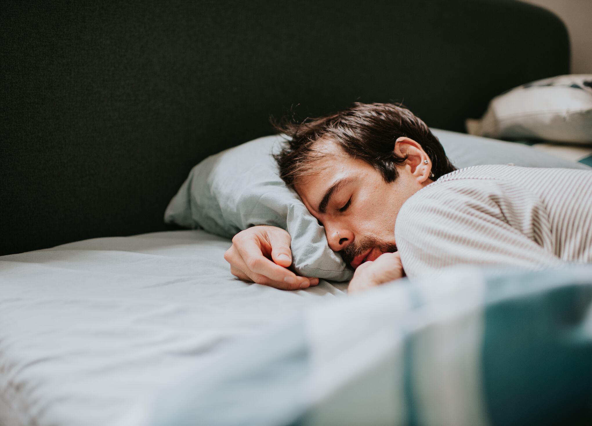 ¿Dormir hasta tarde los fines de semana compensa la falta de sueño? Esto dicen los expertos