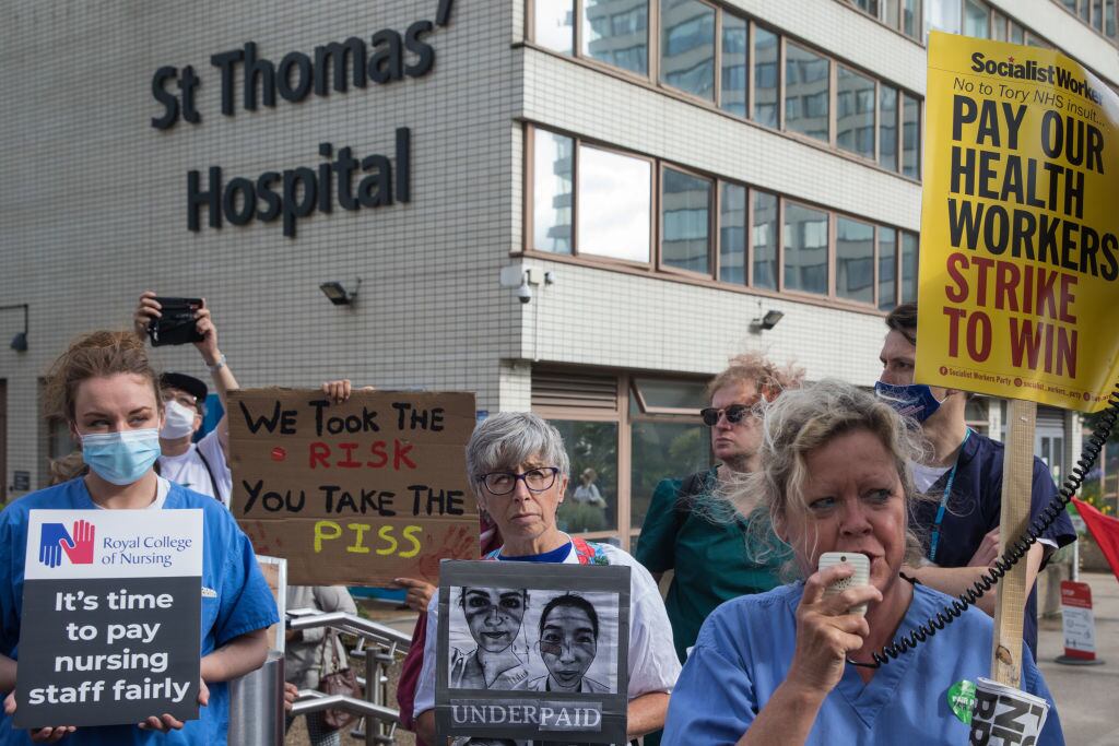 Enfermeras protestan contra el NHS del Reino Unido por mejoras salariales