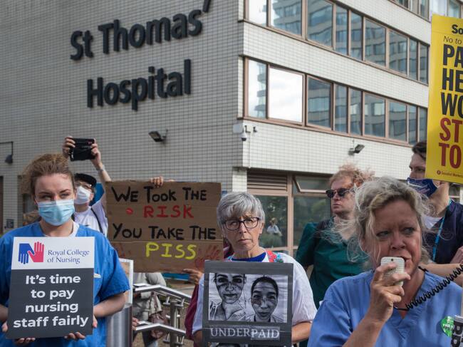 Enfermeras protestan contra el NHS del Reino Unido por mejoras salariales