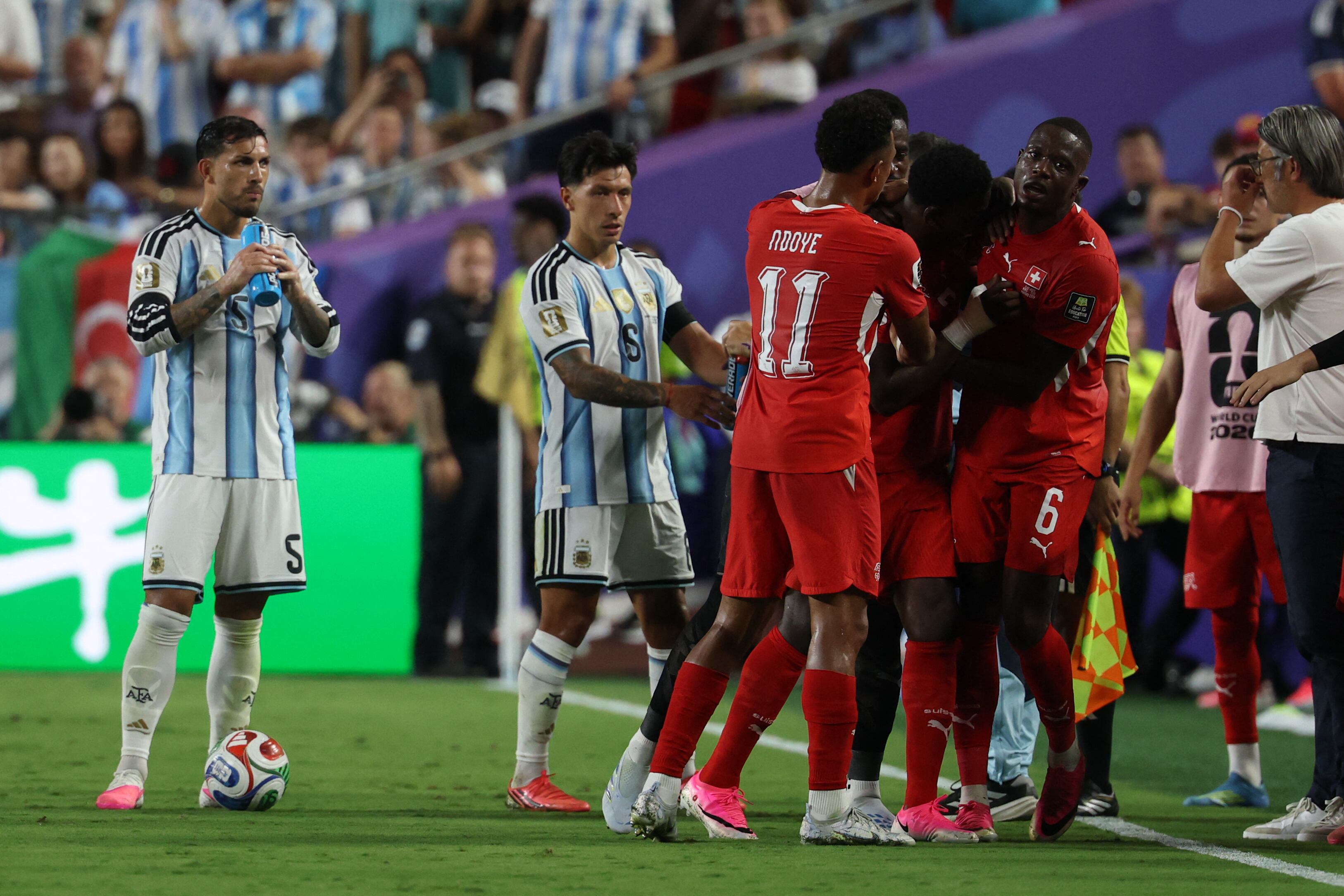 Breel Embolo se va expulsado ante Argentina