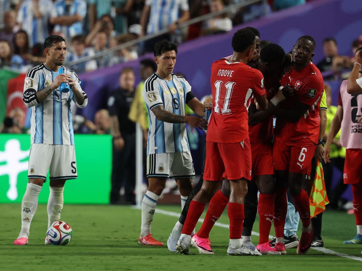 Absurda es poco: la insólita tarjeta roja que se ganó Breel Embolo en el mejor momento de Suiza ante Argentina