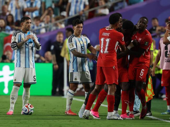 Breel Embolo se va expulsado ante Argentina