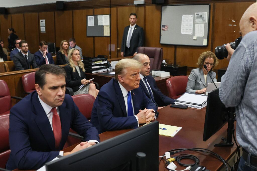 El republicano Donald Trump en un juzgado de Nueva York para enfrentar los alegatos iniciales del juicio penal en su contra en Estados Unidos.