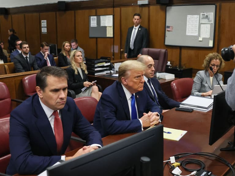 El republicano Donald Trump en un juzgado de Nueva York para enfrentar los alegatos iniciales del juicio penal en su contra en Estados Unidos.