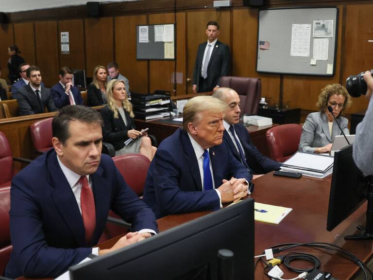 El republicano Donald Trump en un juzgado de Nueva York para enfrentar los alegatos iniciales del juicio penal en su contra en Estados Unidos.