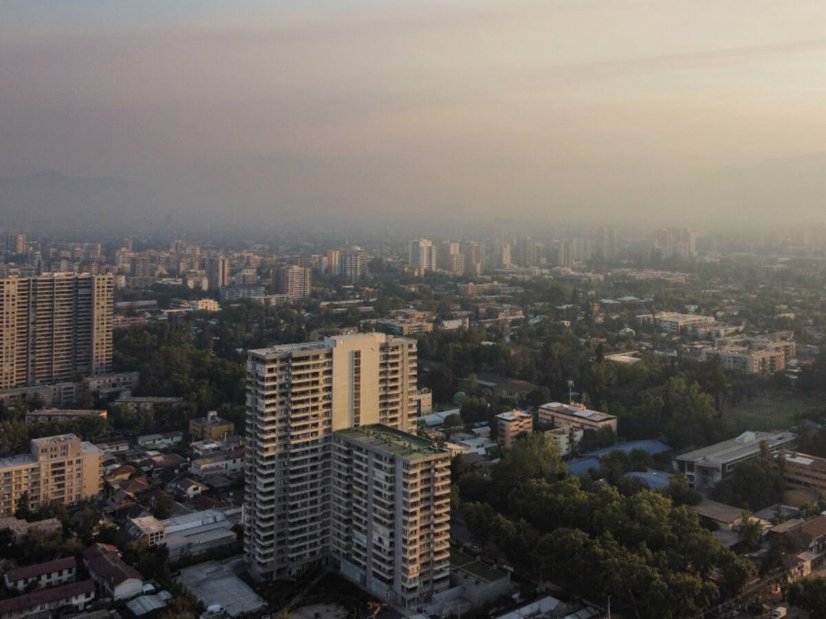 Autoridades decretan alerta por riesgo sanitario en la Región Metropolitana debido al humo de los incendios forestales
