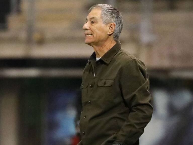 Contra las cuerdas: los desastrosos números de Ariel Holan que lo tienen pendiendo de un hilo en la UC