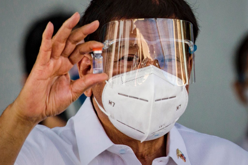 El presidente filipino Rodrigo Duterte con una dosis de vacuna anticovid