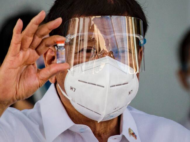 El presidente filipino Rodrigo Duterte con una dosis de vacuna anticovid