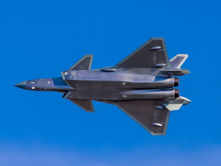 Un caza chino realiza pruebas en una feria aérea