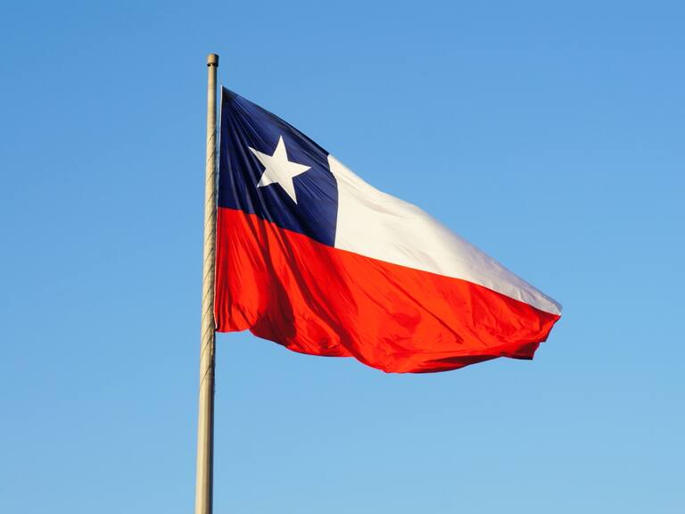 Multas pueden llegar a los $346 mil: esta es la forma correcta de instalar la bandera de Chile en Fiestas Patrias