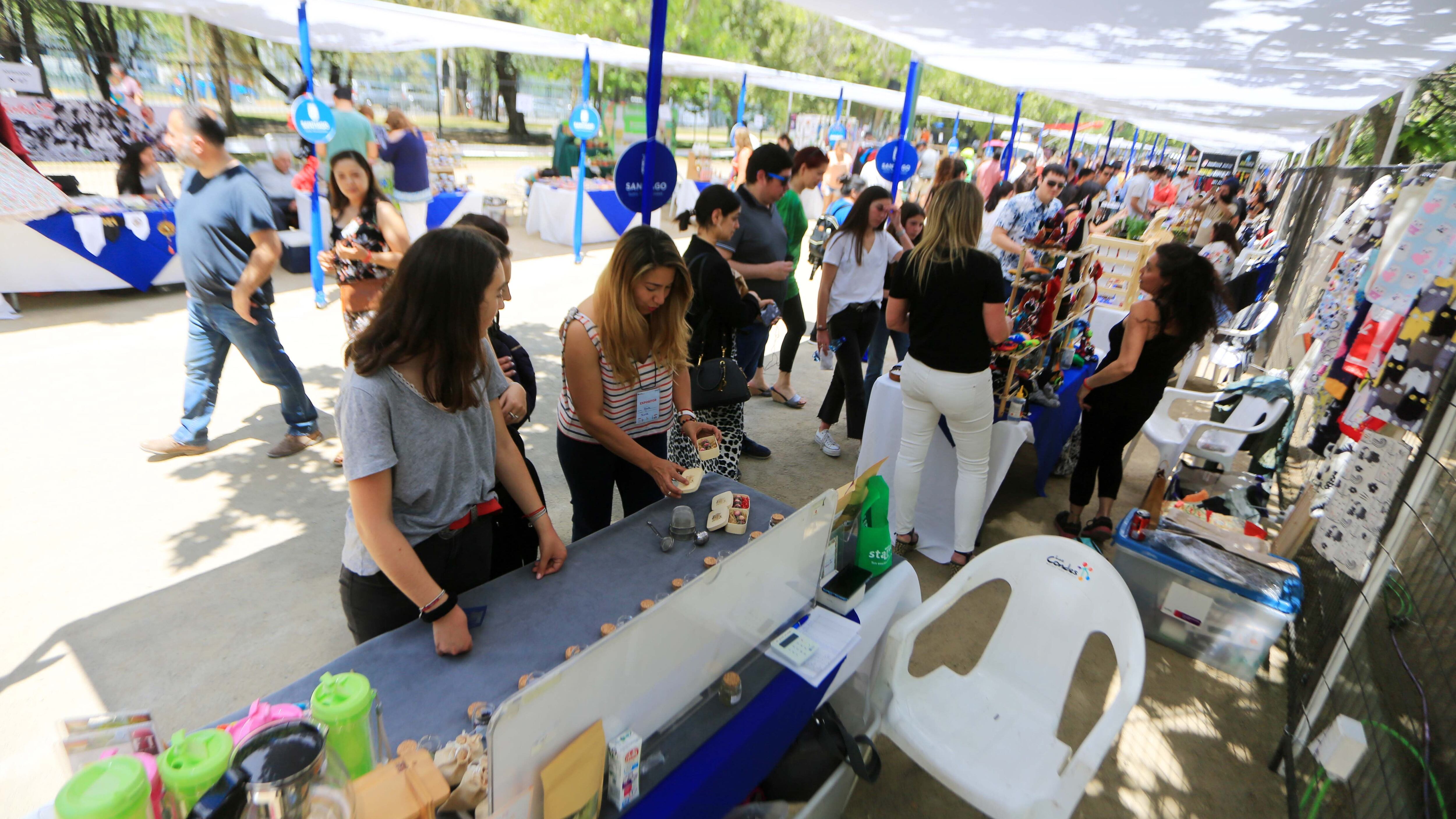 8 de Noviembre del 2019/SANTIAGO
Feria para ayudar a las Pymes de la Municipalidad de Santiago en el Parque Araucano de Las Condes, "Todos por las Pymes de Muni Stgo", afectadas por las manifestaciones que se han desarrollado en esa comuna.
Fotos: Jose Francisco Zuñiga/ Agencia Uno