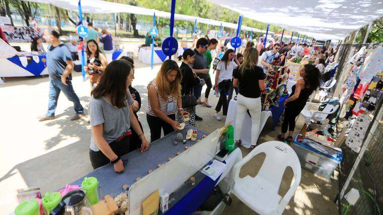 8 de Noviembre del 2019/SANTIAGO
Feria para ayudar a las Pymes de la Municipalidad de Santiago en el Parque Araucano de Las Condes, "Todos por las Pymes de Muni Stgo", afectadas por las manifestaciones que se han desarrollado en esa comuna.
Fotos: Jose Francisco Zuñiga/ Agencia Uno