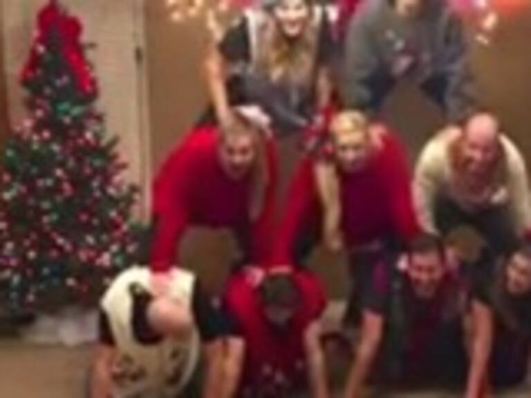 Los virales y bailables saludos navideños de una numerosa familia