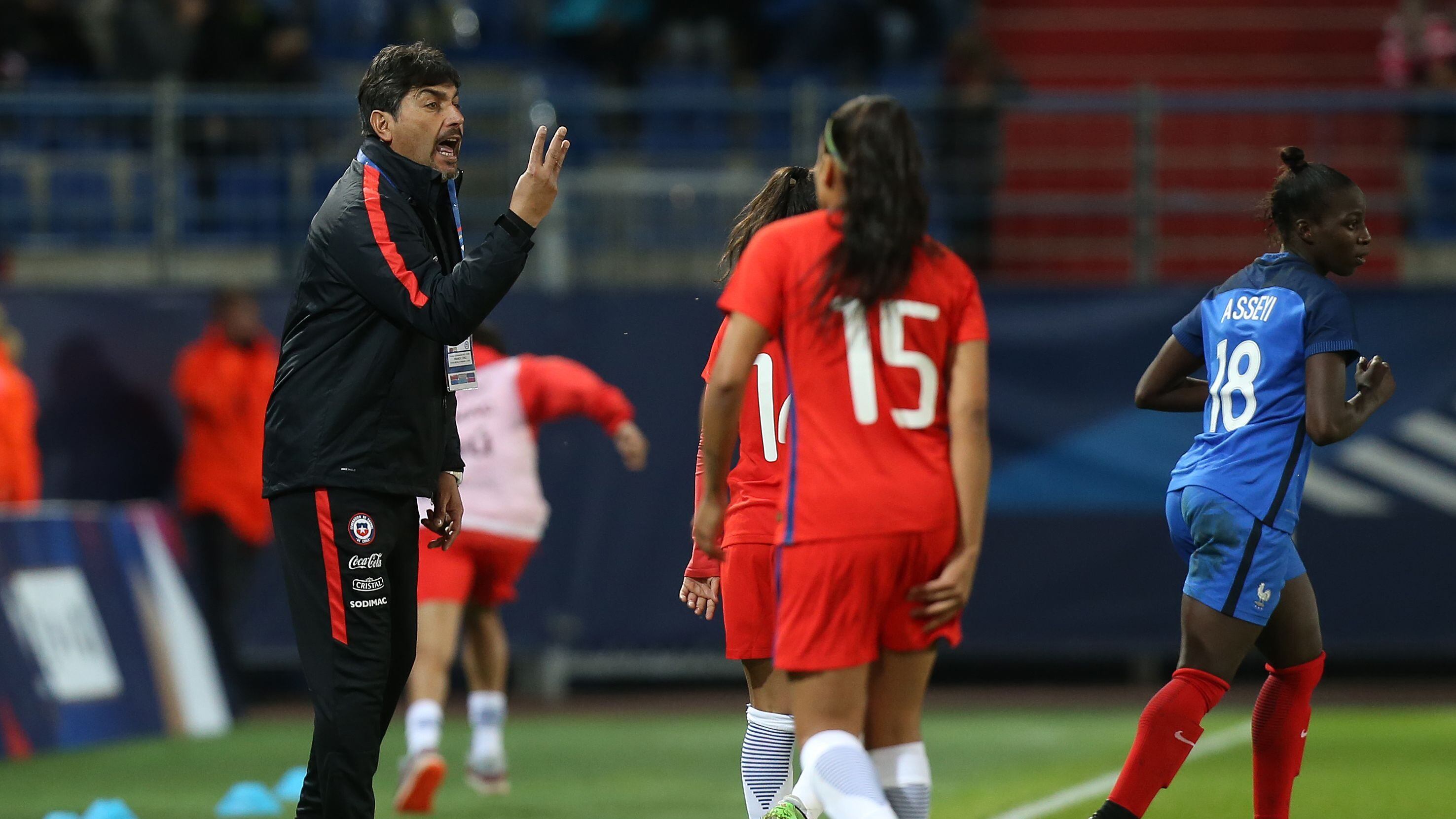 Chile's headcoach Jose Letelier gives instructions during a friendly football match between France and Chile at Michel D'Ornano Stadium in Caen, on September 15, 2017. / AFP PHOTO / CHARLY TRIBALLEAU        (Photo credit should read CHARLY TRIBALLEAU/AFP via Getty Images)