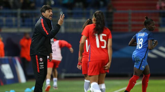 Chile's headcoach Jose Letelier gives instructions during a friendly football match between France and Chile at Michel D'Ornano Stadium in Caen, on September 15, 2017. / AFP PHOTO / CHARLY TRIBALLEAU (Photo credit should read CHARLY TRIBALLEAU/AFP via Getty Images)