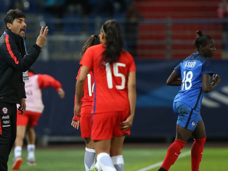 Chile's headcoach Jose Letelier gives instructions during a friendly football match between France and Chile at Michel D'Ornano Stadium in Caen, on September 15, 2017. / AFP PHOTO / CHARLY TRIBALLEAU (Photo credit should read CHARLY TRIBALLEAU/AFP via Getty Images)