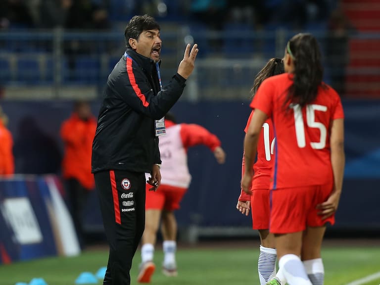 Chile&#039;s headcoach Jose Letelier gives instructions during a friendly football match between France and Chile at Michel D&#039;Ornano Stadium in Caen, on September 15, 2017. / AFP PHOTO / CHARLY TRIBALLEAU        (Photo credit should read CHARLY TRIBALLEAU/AFP via Getty Images)