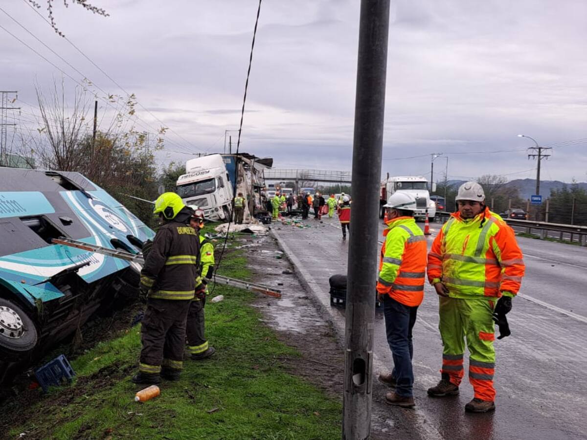 Un muerto y 25 heridos deja grave accidente de tránsito entre bus de pasajeros y camión de carga en el Maule