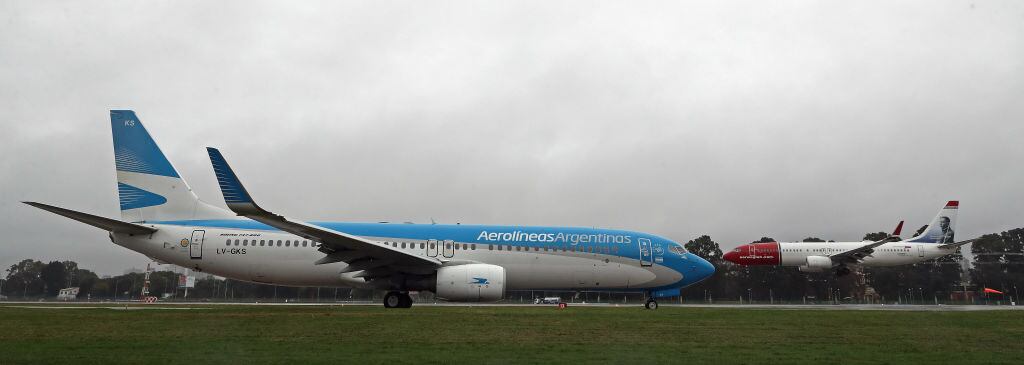 Un vuelo de Aerolíneas Argentinas espera en una pista