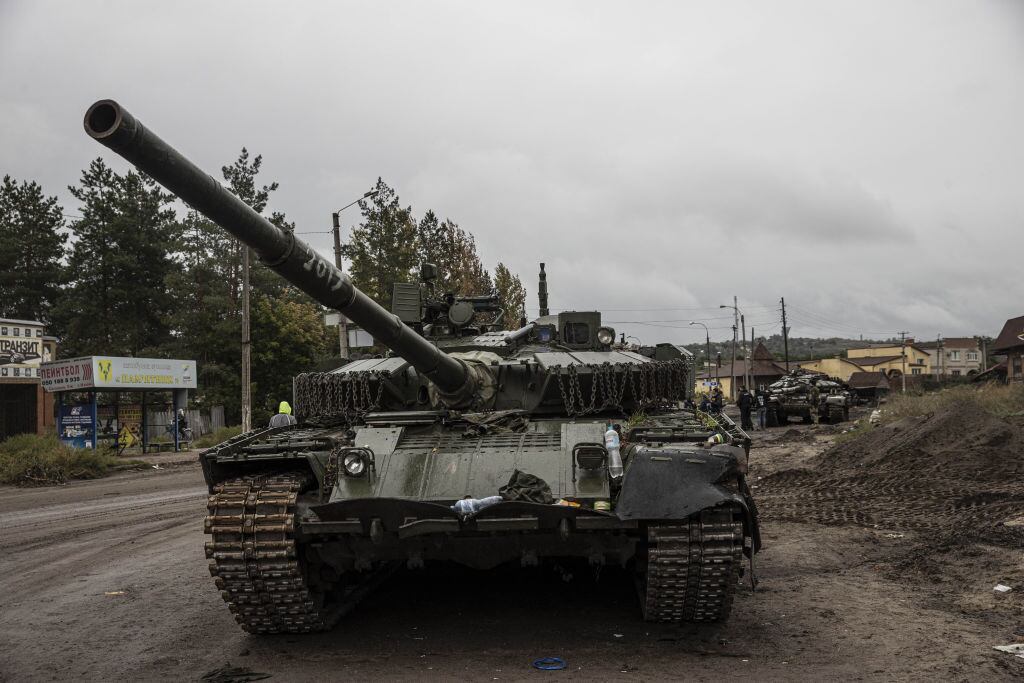 Tanque ruso dañado en la ciudad de izium de la región de Járkov en Ucrania