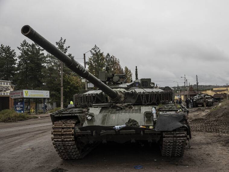 Tanque ruso dañado en la ciudad de izium de la región de Járkov en Ucrania