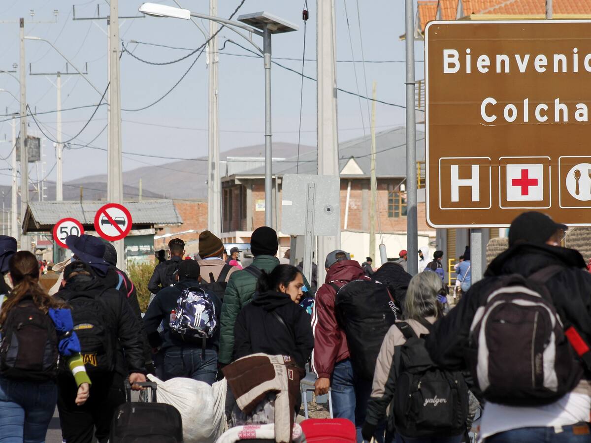 Ministro del Interior tras reunión con altos mandos de las FF.AA. por crisis migratoria: «Nadie le ha bajado el perfil a lo que ocurre en Colchane»