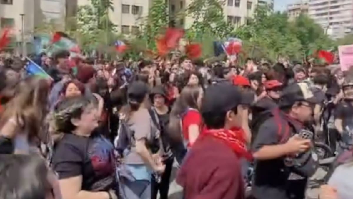 Manifestantes se reúnen en Plaza Baquedano por el 18 de octubre: Metro cierra accesos de Línea 1