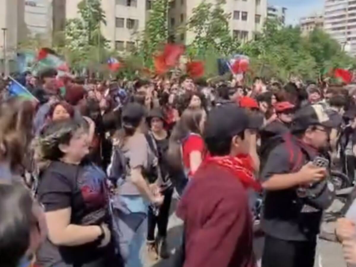 Manifestantes se reúnen en Plaza Baquedano por el 18 de octubre: Metro cierra accesos de Línea 1