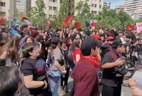 Manifestantes se reúnen en Plaza Baquedano por el 18 de octubre: Metro cierra accesos de Línea 1