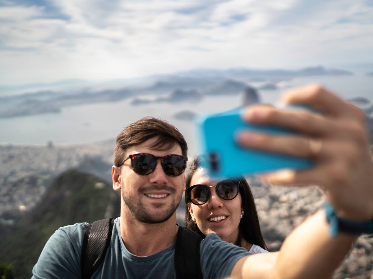 Las parejas que mantienen su relación alejada de redes sociales son más felices y duraderas, según estudio internacional