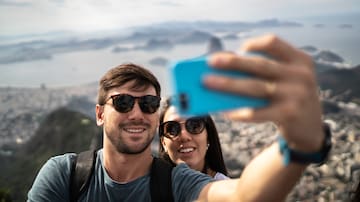 Las parejas que mantienen su relación alejada de redes sociales son más felices y duraderas, según estudio internacional
