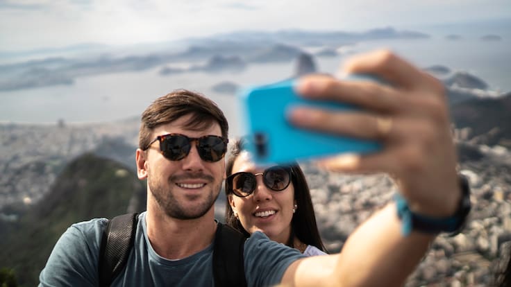 Las parejas que mantienen su relación alejada de redes sociales son más felices y duraderas, según estudio internacional
