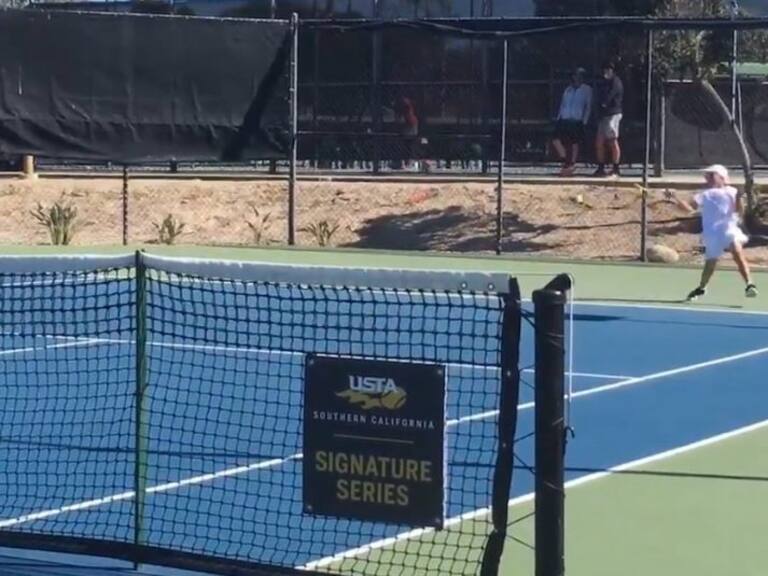 Sorprendió al mundo: Niño tenista de 10 años se vuelve viral por jugar con ambas manos y sin usar el revés