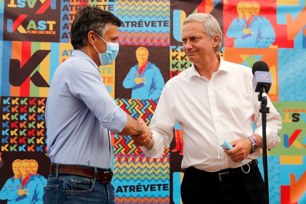 El derechista venezolano Leopoldo Lopez saluda al candidato ultraderechista Kast